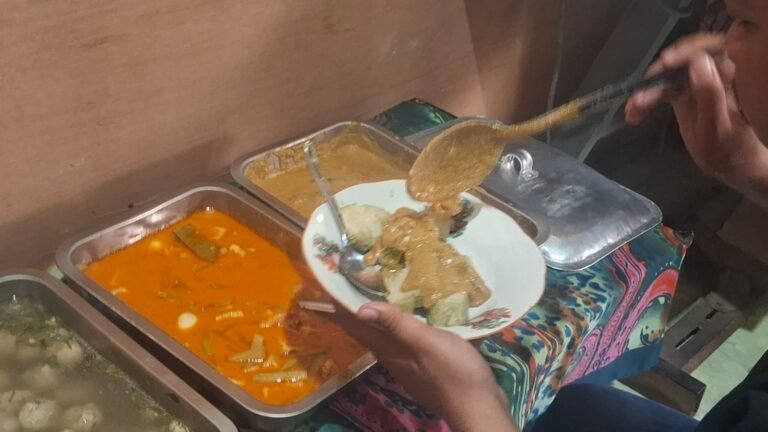 Lontong Bumbu Ladan, Sajian Wajib dalam Tradisi Rebo Wekasan di Gresik IMG 20250821 WA0001 - Info Malang Raya