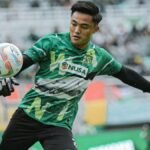 Kiper Persebaya Surabaya Ernando Ari pada sesi latihan - Info Malang Raya