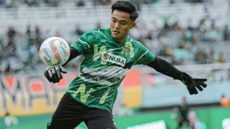 Kiper Persebaya Surabaya Ernando Ari pada sesi latihan - Info Malang Raya