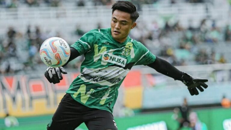 Kiper Persebaya Surabaya Ernando Ari pada sesi latihan - Info Malang Raya