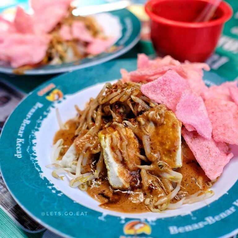 Kupat Tahu Lontong Kari Gempol Legendaris di Bandung Sejak 1975 3 1024x1024 1 - Info Malang Raya