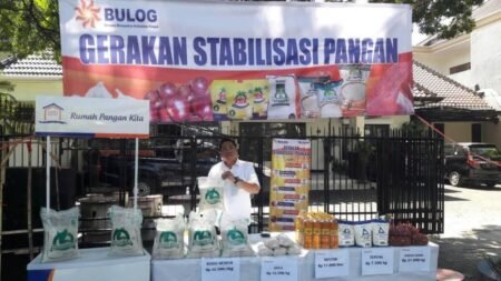 Pasar murah di depan kantor Bulog Kota Malang. deny - Info Malang Raya