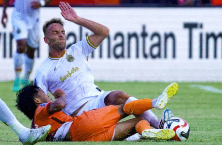 Paul Munster Borneo vs Bhayangkara @bhayangkaraf 2 - Info Malang Raya