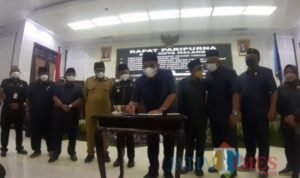Pengambilan Keputusan Tentang Ranperda Pengelolaan Sampah di ruang Rapat Pajatimtimes Pdffda22c315182ae.md - Info Malang Raya