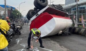 Truk gandeng tetes tebu kecelakaan di Jalan Kolonel Sugiono Fly Over Kotalama Kota Malang - Info Malang Raya
