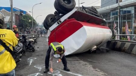 Truk gandeng tetes tebu kecelakaan di Jalan Kolonel Sugiono Fly Over Kotalama Kota Malang - Info Malang Raya