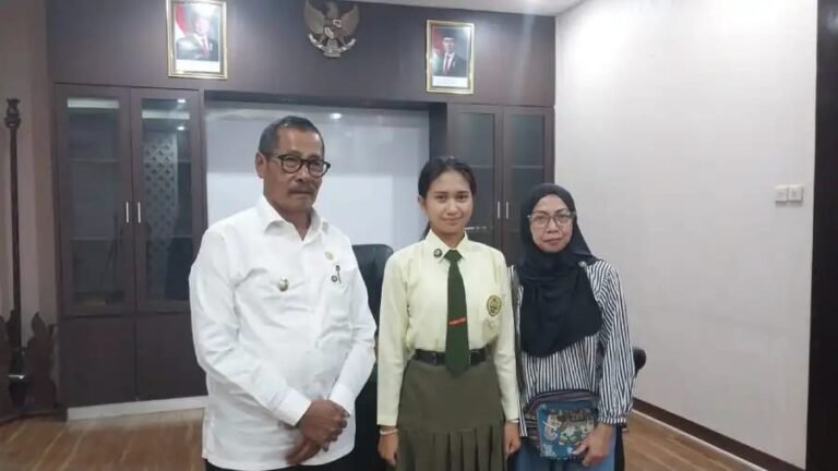 Wabup Jember Djoko Susanto bersama Chory Aura Kusuma Dewi tengah dan Ima Dwi Arimajaya di kantor Pem - Info Malang Raya