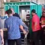 evakuasi korban setelah ditusuk pria yang diduga suaminya 169 - Info Malang Raya