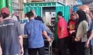 evakuasi korban setelah ditusuk pria yang diduga suaminya 169 - Info Malang Raya