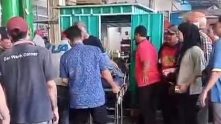 evakuasi korban setelah ditusuk pria yang diduga suaminya 169 - Info Malang Raya