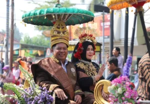 Karnaval Hasil Bumi di Jombang, Bupati dan Istri Seperti Raja-Permaisuri - Info Malang Raya Foto BeritaJatim.com