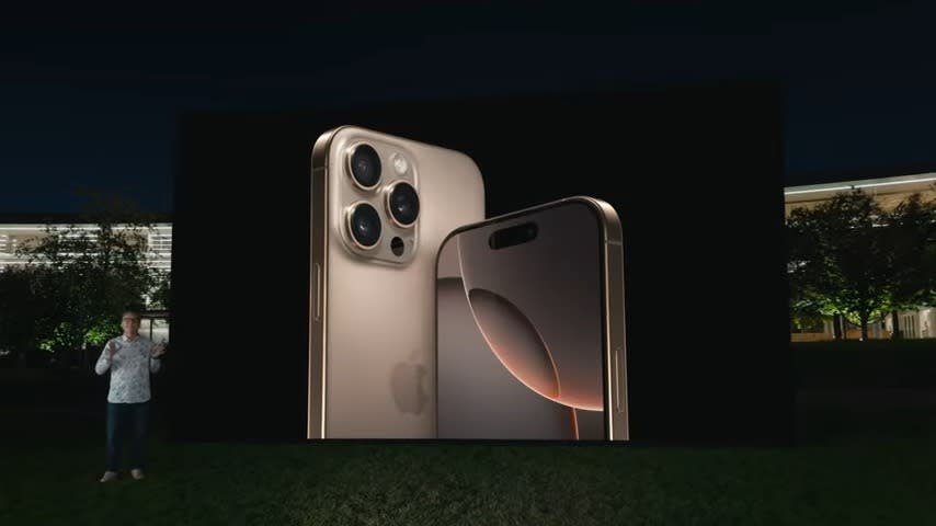 Greg Joswiak dari Apple memperkenalkan iPhone 16 Pro dalam video peluncuran September 2024 yang sudah ditentukan sebelumnya.