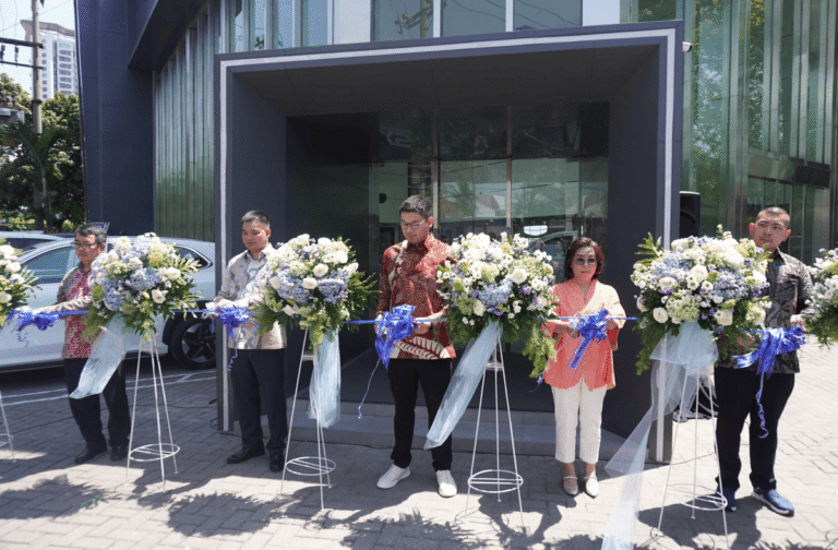 Geely Buka Dealer Pertama di Surabaya AA1KLNeQ 1 - Info Malang Raya