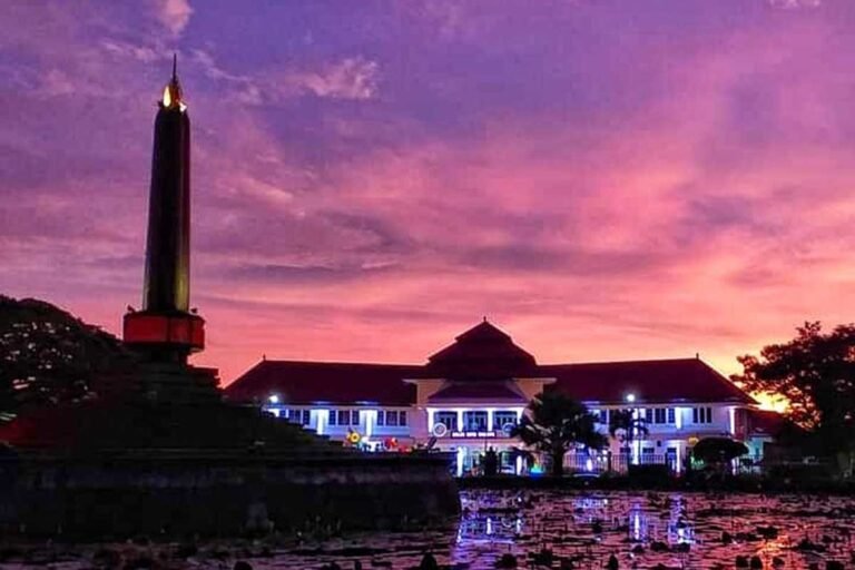Suasana Balaikota Malang saat senja - Info Malang Raya
