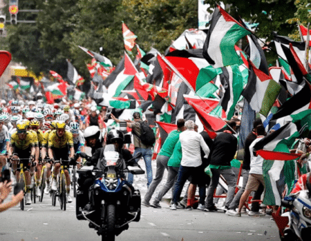 aksi demonstras pro Palestina di kompetisi balap Spanish Vuelta - Info Malang Raya
