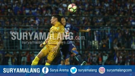 kapten arema fc dendi santoso berebut bola dengan striker bhayangkara fc alsan putra kasat s 20180130 210914 - Info Malang Raya