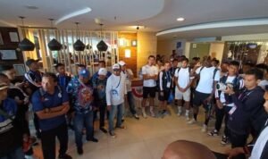 pemain arema fc saat mendapatkan dukungan langsung dari aremania - Info Malang Raya