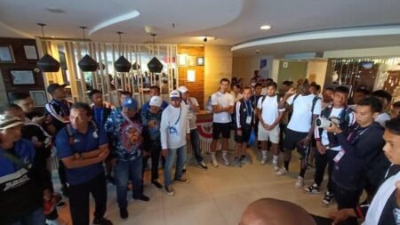 pemain arema fc saat mendapatkan dukungan langsung dari aremania - Info Malang Raya