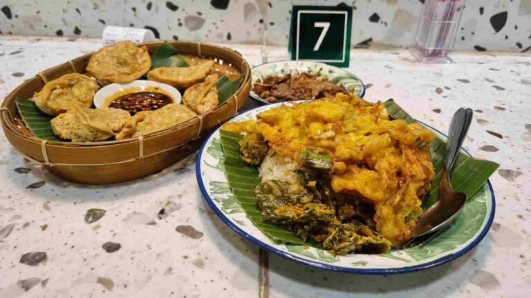 Viral! Nasi Daun Jeruk dan Sambal Ijo Jadi Incaran Pecinta Kuliner di Surabaya 20251021 162725 11zon - Info Malang Raya