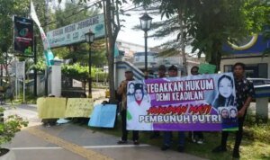 Keluarga Korban Demo Jelang Vonis Pembunuh-Pemerkosa Siswi Jombang 39e069883942 - Info Malang Raya