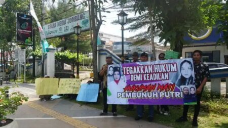 Keluarga Korban Demo Jelang Vonis Pembunuh-Pemerkosa Siswi Jombang 39e069883942 - Info Malang Raya