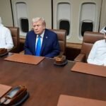Pertemuan Singkat Trump dan Emir Qatar di Pesawat Kepresidenan saat Isi BBM di Doha AA1PeQQc - Info Malang Raya