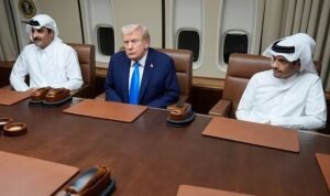 Pertemuan Singkat Trump dan Emir Qatar di Pesawat Kepresidenan saat Isi BBM di Doha AA1PeQQc - Info Malang Raya