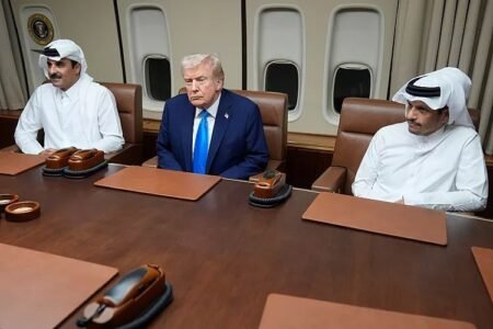 Pertemuan Singkat Trump dan Emir Qatar di Pesawat Kepresidenan saat Isi BBM di Doha AA1PeQQc - Info Malang Raya