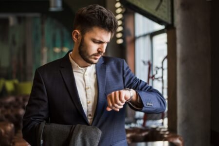 7 Ciri Orang yang Lebih Memilih Jam Tangan daripada Handphone untuk Melihat Waktu AA1PejvM - Info Malang Raya