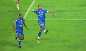 Drama VAR dan Kartu Merah, Persib Bandung Kalahkan Persis Solo AA1Ph2oc - Info Malang Raya
