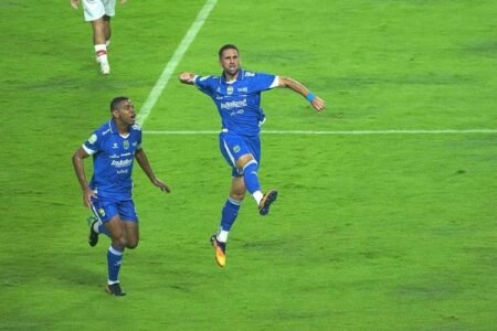 Drama VAR dan Kartu Merah, Persib Bandung Kalahkan Persis Solo AA1Ph2oc - Info Malang Raya