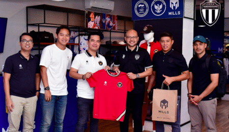 Gokil! Pemain Klub Malaysia Pakai Sepatu Lokal Indonesia Mills AA1PhehZ - Info Malang Raya