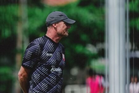 Persis Solo Siap Hadapi Persebaya, Peter de Roo Tekankan Serangan Lebih Agresif AA1PygHb 1 - Info Malang Raya