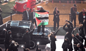 Dukungan Warga AS terhadap ‘Israel’ Turun, Lebih Banyak yang Dukung Palestina Bendera Palestina di Super Bowl Halftime Show - Info Malang Raya