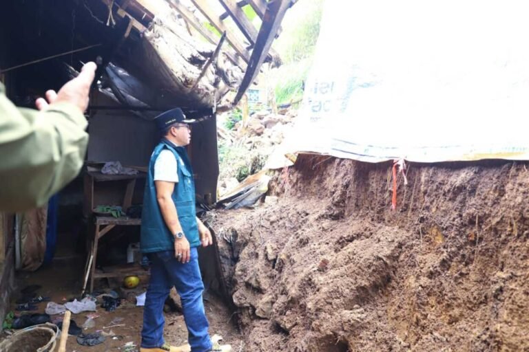 Bupati Bandung Tinjau Bencana Banjir dan Longsor 1 - Info Malang Raya