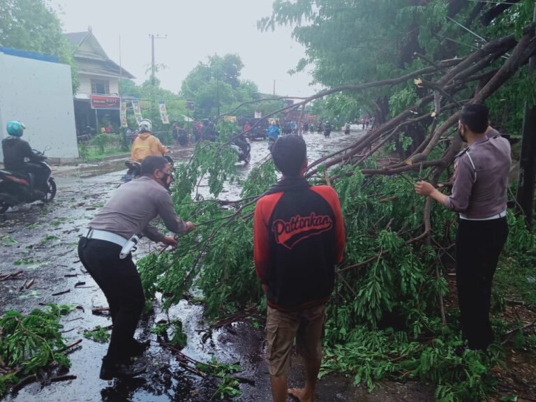 Hujan Deras Lumpuhkan Jalan Nasional Blora-Cepu dan Lalu Lintas IMG 20201017 WA0025 - Info Malang Raya