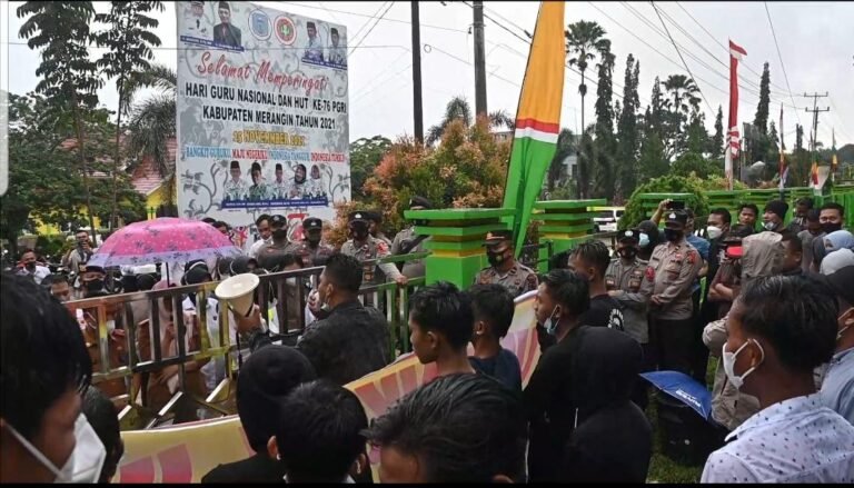 Siswa Jember Menolak Kepsek Jabat Lagi, Dianggap Kasar Ganti Guru PKN dengan Sejarah IMG 20211227 WA0036 2 - Info Malang Raya