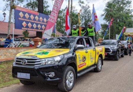 Pembukaan Kirab Obor Porprov XII Kalsel di HSS, Suriani Serahkan Api ke Muhammad Zazuli IMG 20221101 WA0001 scaled 1 - Info Malang Raya