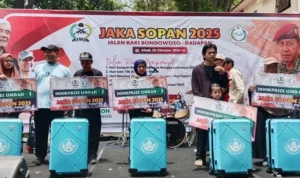 Cium Kaki Ibu Sebelum Berangkat, Pemuda Ini Pulang Bawa Hadiah Umrah Gratis dari Jaka Sopan IMG 20251026 140250 11zon.webp - Info Malang Raya