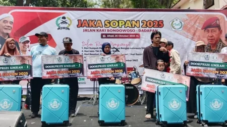 Cium Kaki Ibu Sebelum Berangkat, Pemuda Ini Pulang Bawa Hadiah Umrah Gratis dari Jaka Sopan IMG 20251026 140250 11zon.webp - Info Malang Raya