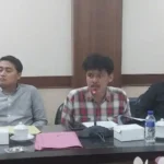Ketua GMNI Jember Abdul Aziz tengah dan Ketua HMI Jember Ahmad Ridwan kanan saat rapat dengar pendap - Info Malang Raya
