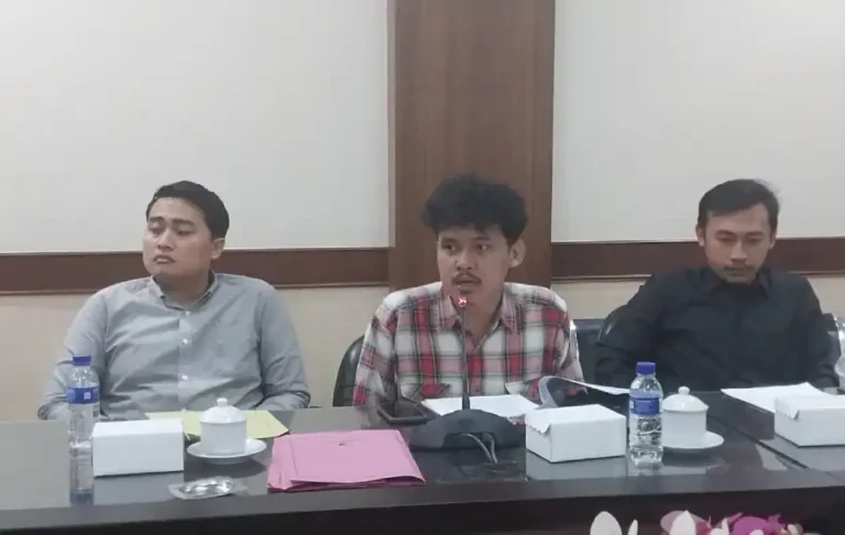 Ketua GMNI Jember Abdul Aziz tengah dan Ketua HMI Jember Ahmad Ridwan kanan saat rapat dengar pendap - Info Malang Raya