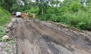 Berani Tegakkan Tenda di Jalan, Bayar Denda Rp50 Juta PROYEK JALAN BELUM SELESAI - Info Malang Raya