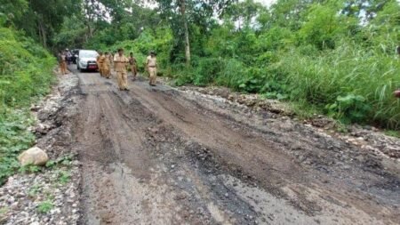 Berani Tegakkan Tenda di Jalan, Bayar Denda Rp50 Juta PROYEK JALAN BELUM SELESAI - Info Malang Raya