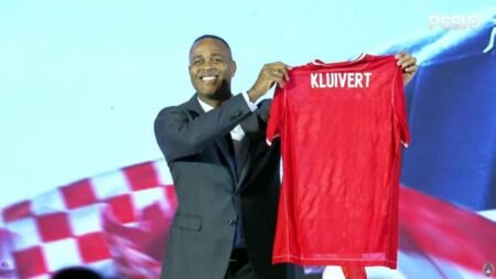 Pelatih Timnas Indonesia Patrick Kluivert saat pamer jersey - Info Malang Raya