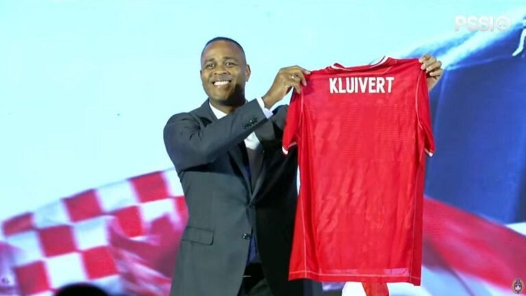 Pelatih Timnas Indonesia Patrick Kluivert saat pamer jersey - Info Malang Raya