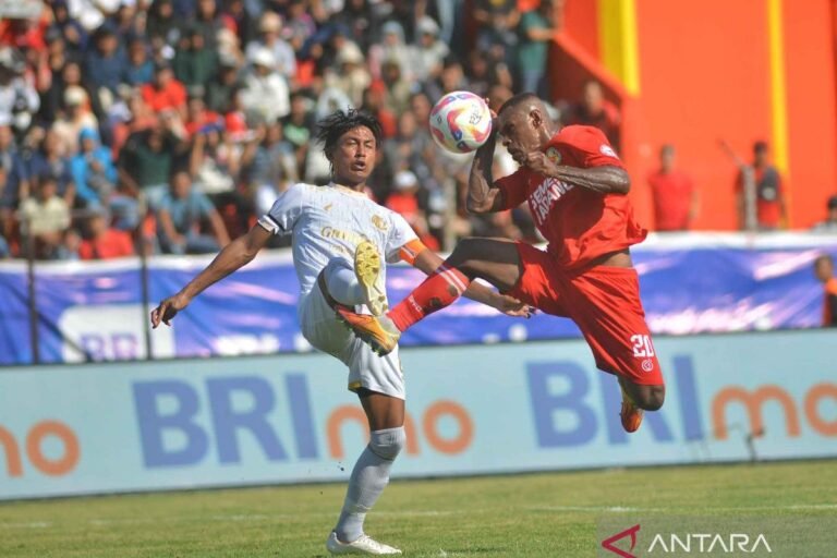 Arema FC Kembali Kalah di Kandang, Marcos Santos: Kami Kebobolan Terlalu Cepat Semen Padang melawan Arema FC 271224 Ief 1 - Info Malang Raya