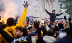 Suporter Bola Maccabi Tel Aviv yang sebabkan kerusuhan di Amsterdam - Info Malang Raya