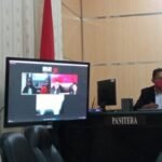 PN Tanjungbalai Putuskan 5 Tahun Penjara untuk Rahmadi, Subsider 6 Bulan briptu hasbudi berbaju oranye dan bersongkok bersama penasehat hukumnya stjd - Info Malang Raya