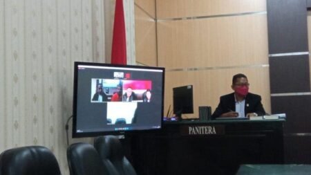 briptu hasbudi berbaju oranye dan bersongkok bersama penasehat hukumnya stjd - Info Malang Raya